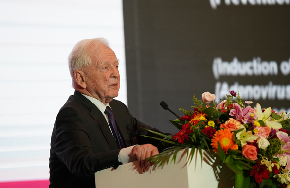 14 2008年诺贝尔生理学或医学奖得主Harald zur Hausen带来报告_副本.jpg