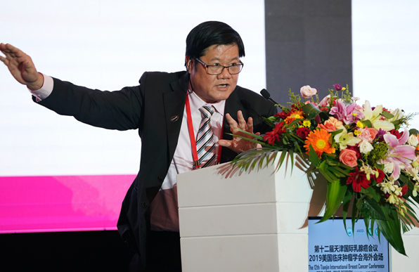 16 台湾中国医药大学校长Mien-Chie Hung教授带来报告_副本.jpg